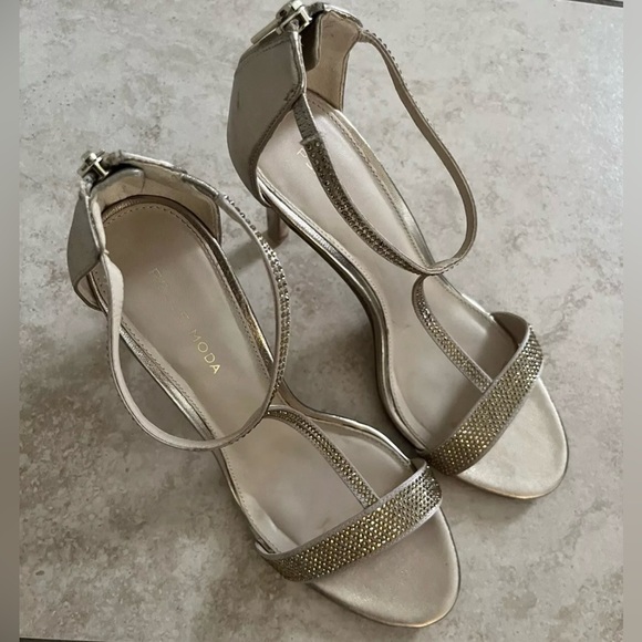 Pelle Moda Gold Ankle Strap Heels 8 - Picture 4 of 7